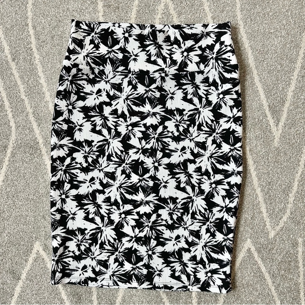 LuLaRoe Black and White Floral Cassie Stretch Pencil Skirt